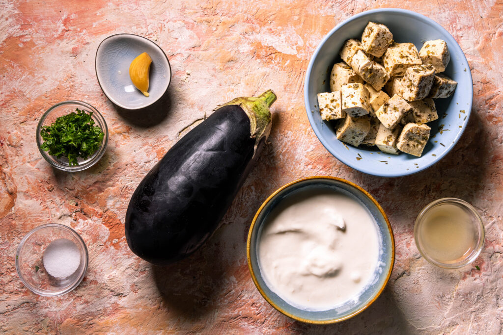 Alle Zutaten für den vegane Auberginen-Feta-Aufstrich.