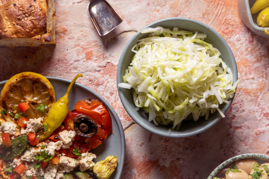 Krautsalat, griechisch, mit Mezze auf einem Tisch