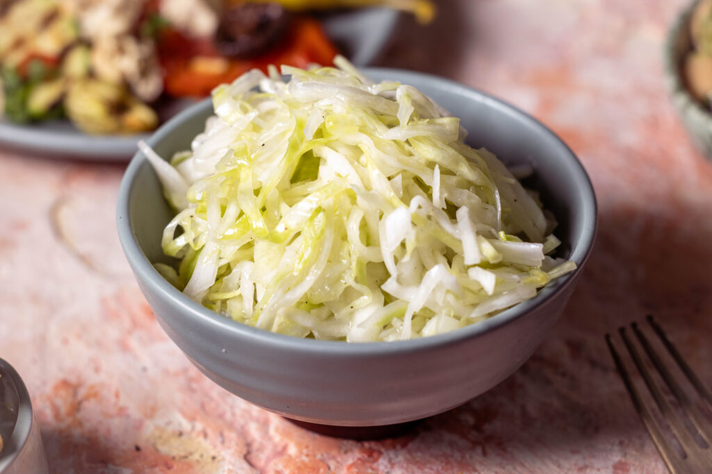 Krautsalat – griechisch und selbstgemacht in einer Schale
