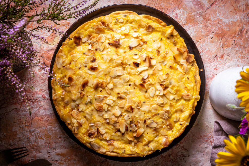 Pfifferling-Mangold-Quiche frisch aus dem Ofen.