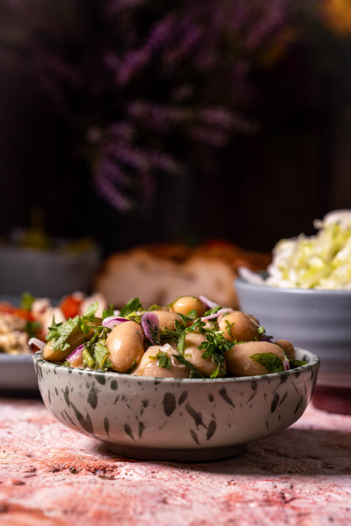 Piyaz in einer kleinen Schale, dahinter weitere Mezze.