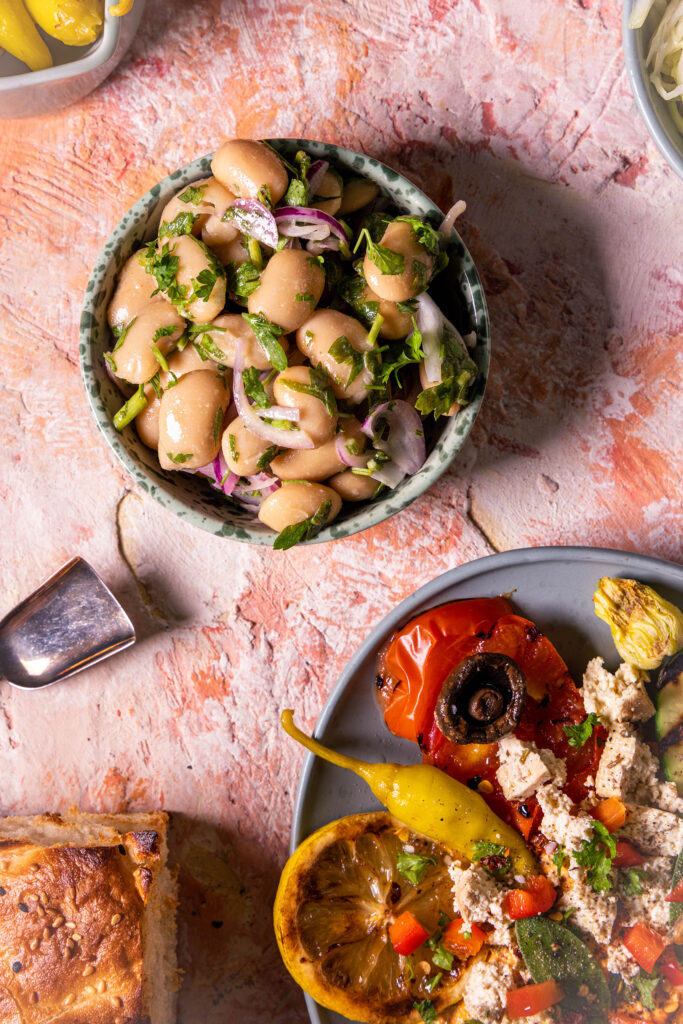 Piyaz in einer kleinen Schale, daneben weitere Mezze.