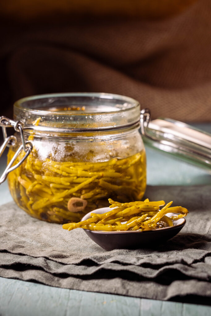 Salicorne Pickles - eingelegter Meerspargel - in einem Glas und in einer kleinen Schale.