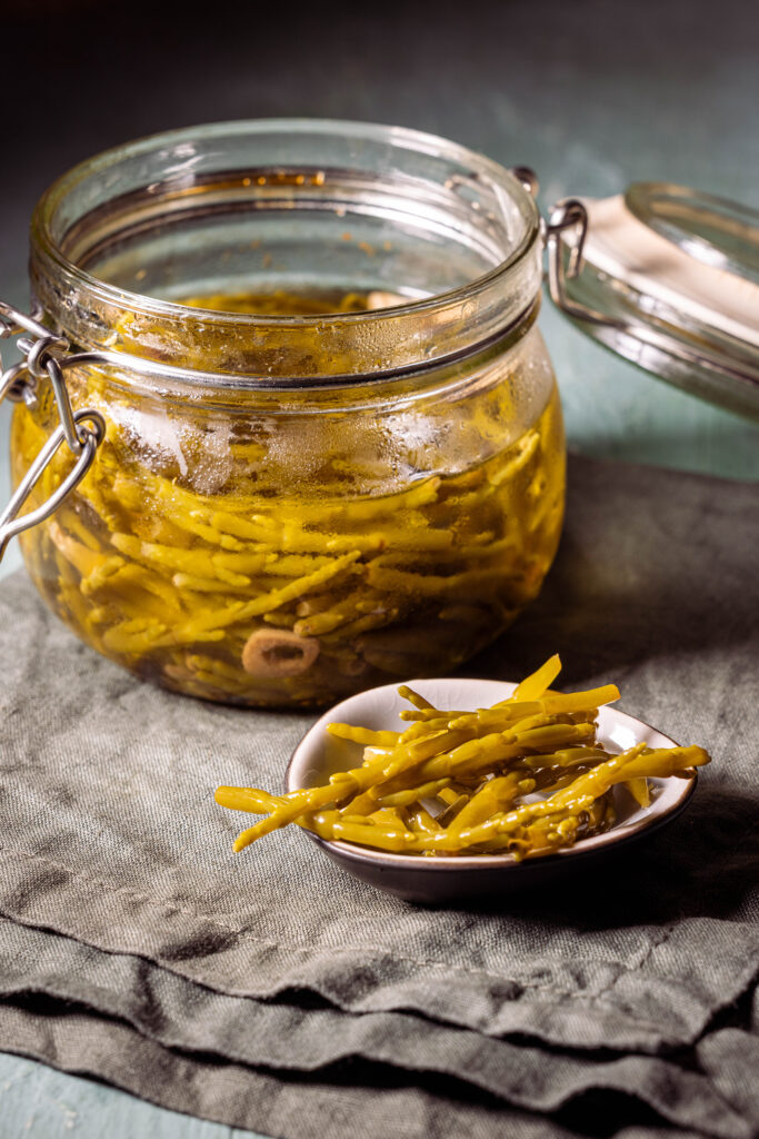 Salicorne Pickles - eingelegter Meerspargel - in einem Glas und in einer kleinen Schale.