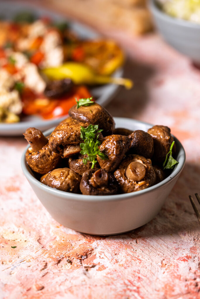 Schlemmer-Knoblauch-Champignons aus dem Ofen in einer kleinen Schale.