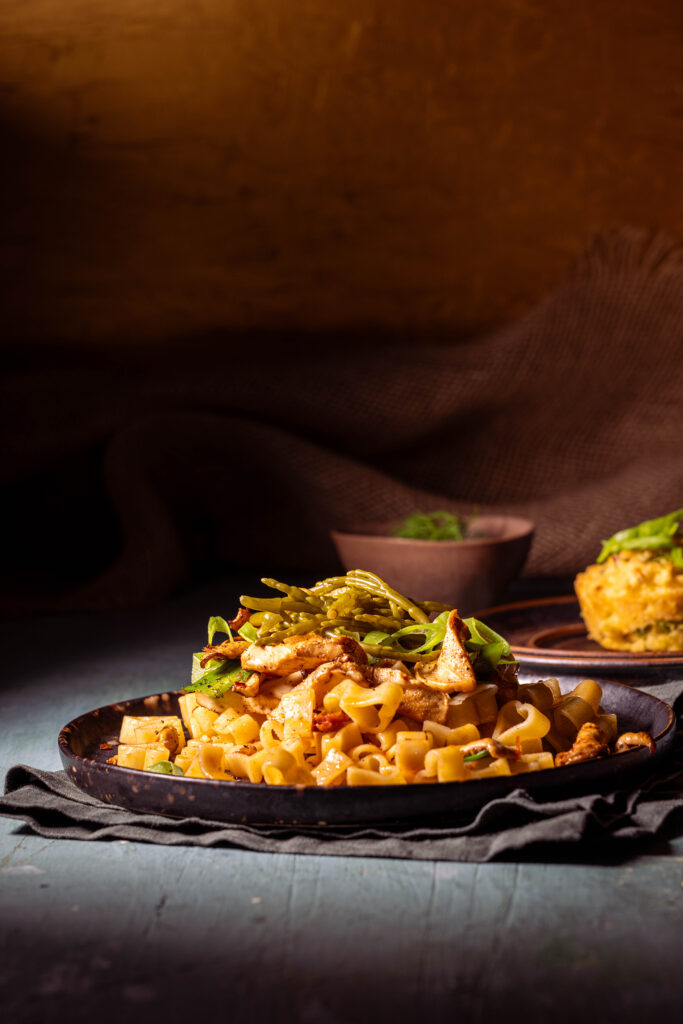 Gebratene Semmel-Stoppelpilze auf Salbeipasta. Hier mit Salicorne Pickles als Topping.