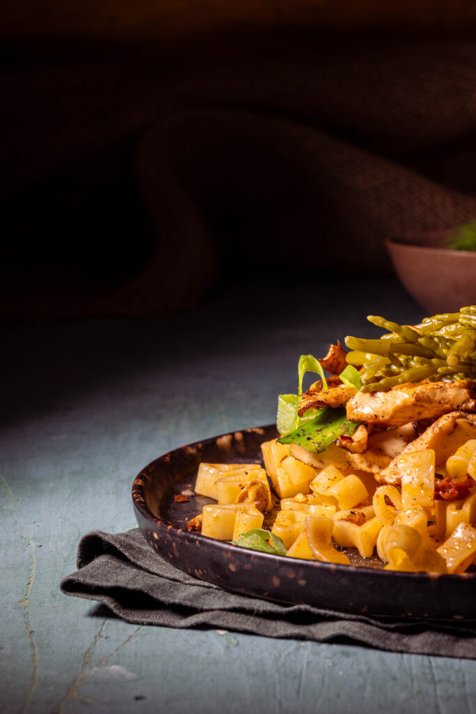 Gebratene Semmel-Stoppelpilze auf Salbeipasta