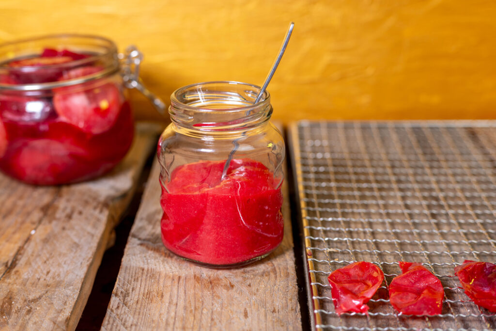 Laktofermentierte Pflaumen - ein vielseitiger Genuss. Hier im Glas, als Dip und die Schalen sind bereit für den Dörrautomaten.