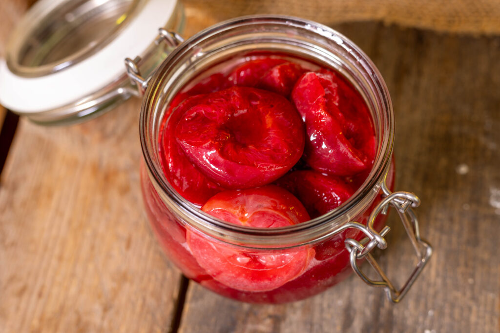 Laktofermentierte Pflaumen im Glas