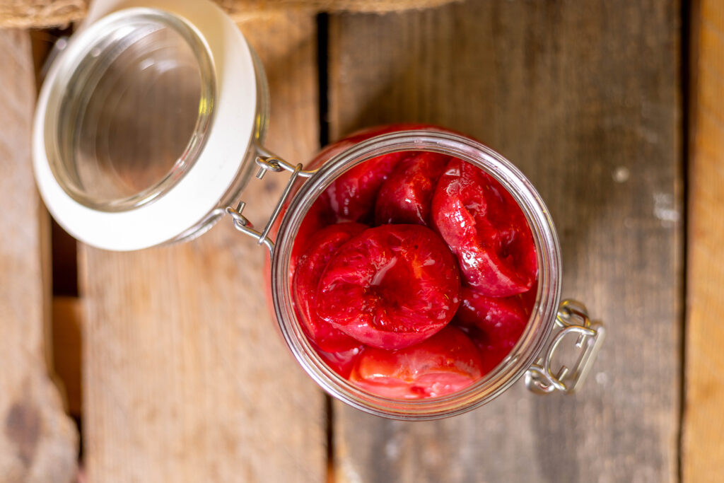 Fermentierte Pflaumen im Glas.
