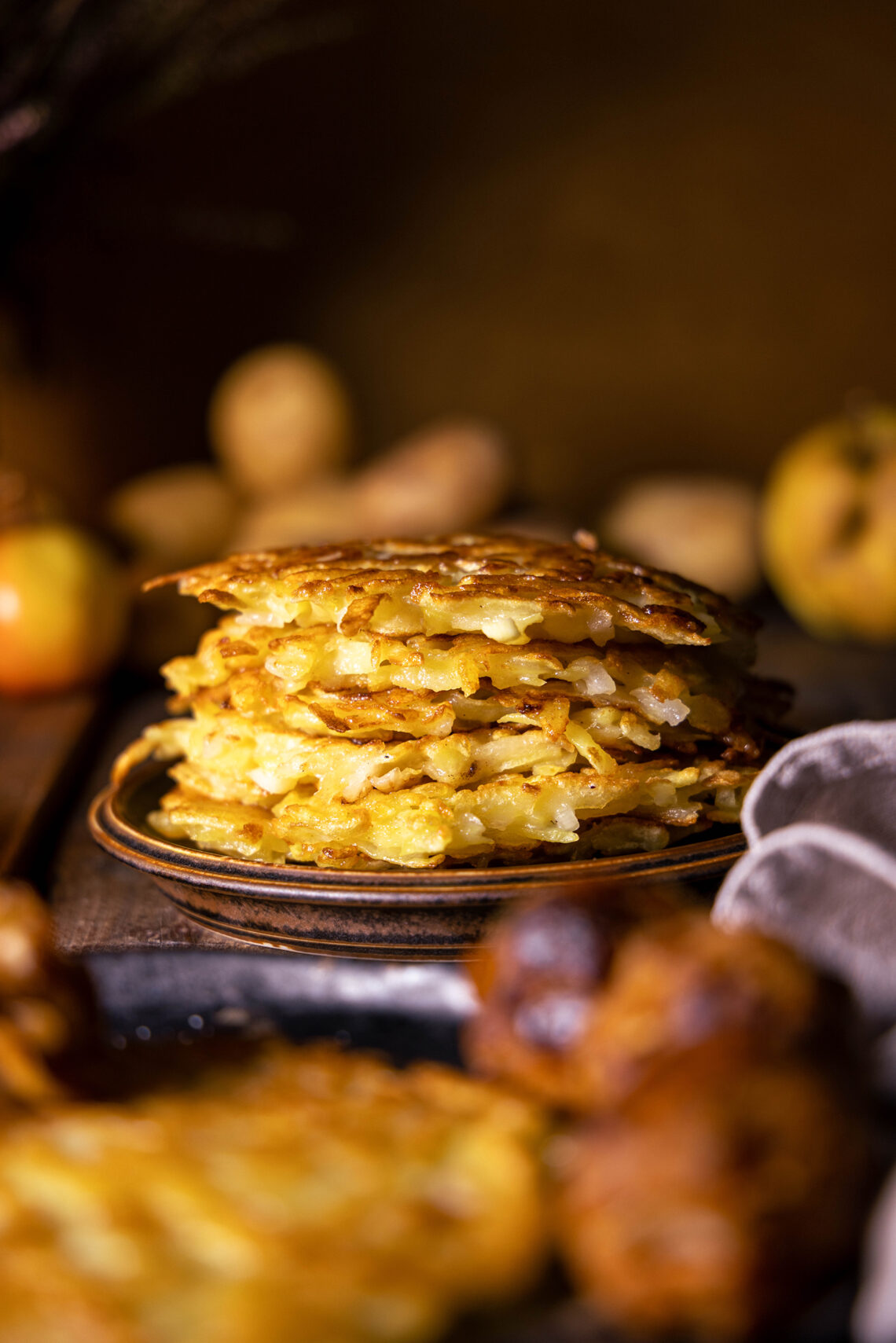 Kartoffelpuffer, vegan,auf einem Teller gestapelt.
