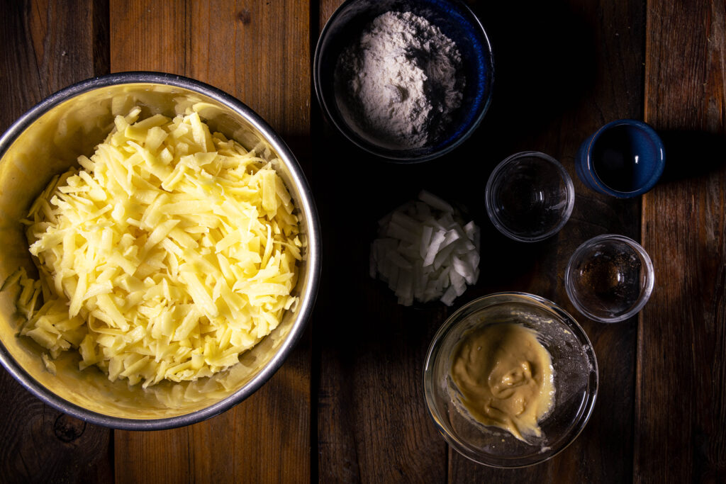 Alle Zutaten für die selbstgemachten, veganen Kartoffelpuffer.