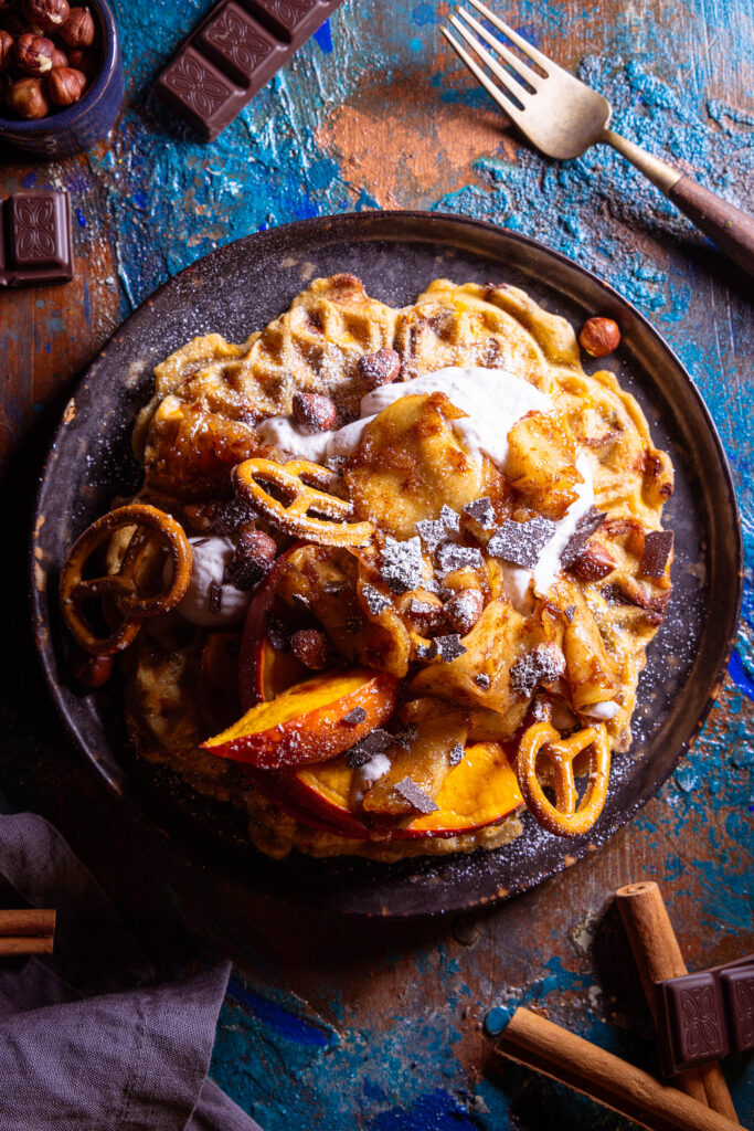 Süße Kürbiswaffeln mit Kürbis-, Sahne- und Apfeltoppings