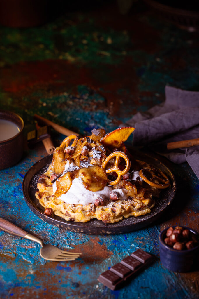 Süße Kürbiswaffeln mit Kürbis-, Sahne- und Apfeltoppings