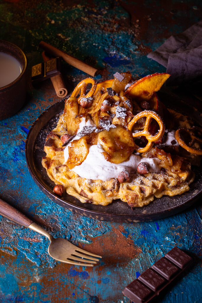 Kürbiswaffeln - süße Waffeln mit Kürbis und Schokostückchen im Teig, mit diversen Toppings auf einem Teller