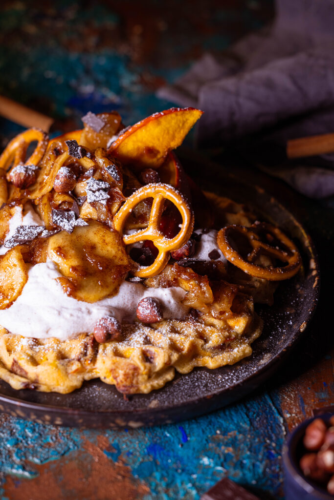 Süße Kürbiswaffeln mit Kürbis-, Sahne- und Apfeltoppings