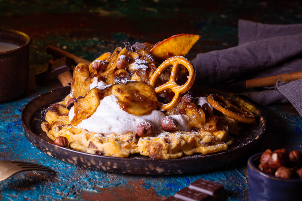 Süße Kürbiswaffeln mit Kürbis-, Sahne- und Apfeltoppings