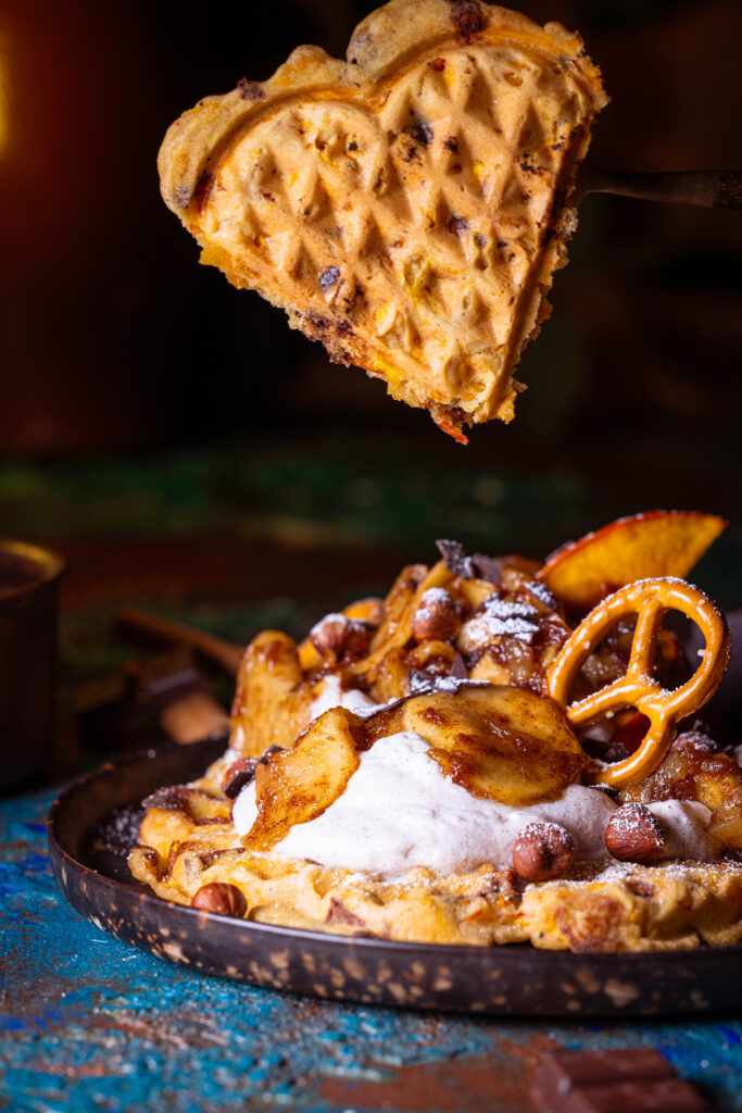 Süße Kürbiswaffeln mit Kürbis-, Sahne- und Apfeltoppings