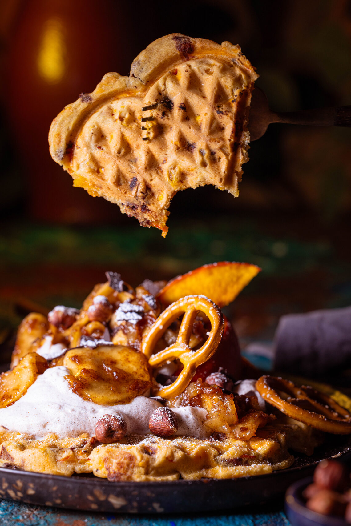 Süße Kürbiswaffeln mit Kürbis-, Sahne- und Apfeltoppings