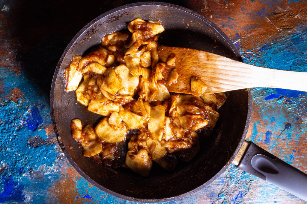 Apple Pie Topping in einer Pfanne.