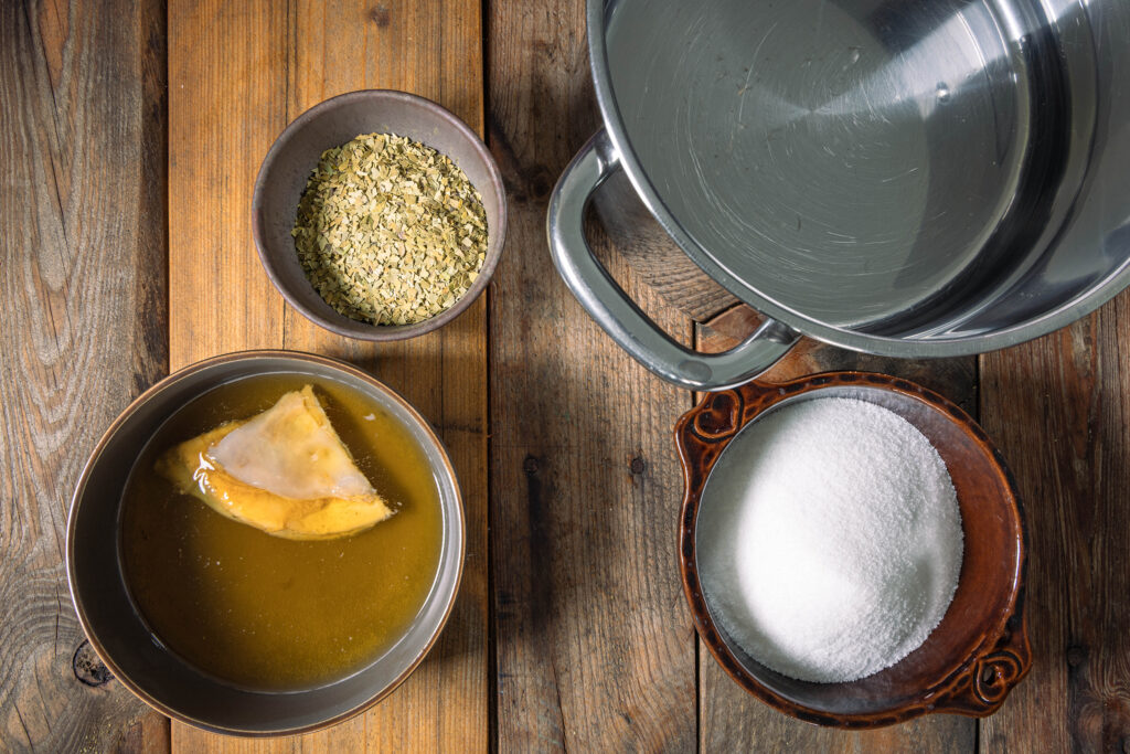 Alle Zutaten für den Mate-Kombucha.