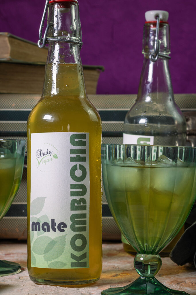Mate-Kombucha - selbst angesetzt und fermentiert. In Flaschen und Gläsern.
