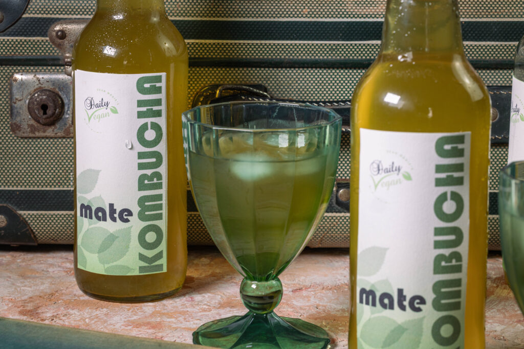Mate-Kombucha - selbst angesetzt und fermentiert. In Flaschen und Gläsern.