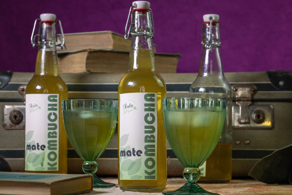 Mate-Kombucha - selbst angesetzt und fermentiert. In Flaschen und Gläsern.