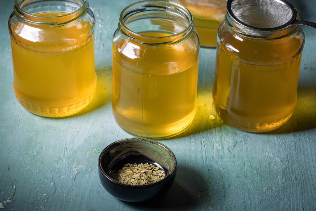 Mate-Kombucha in drei Schraubgläsern.