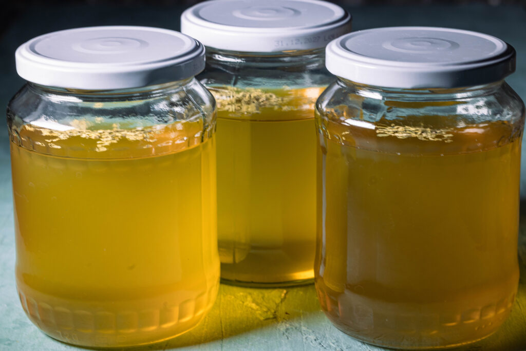Mate-Kombucha in drei Gläsern in der Zweitfermentation.
