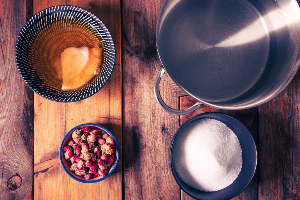 Rosen-Kombucha: Alle Zutaten für die Erstfermentation.