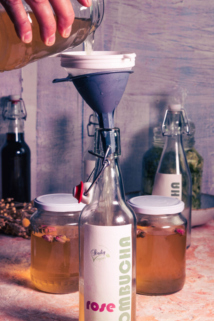 Rosen-Kombucha wird abgeseiht und in Flaschen abgefüllt.