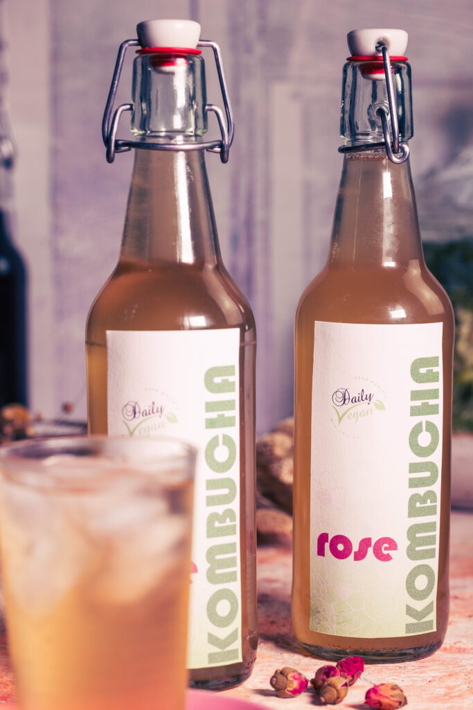 Rosen-Kombucha in zwei Flaschen mit selbstgemachten Label.