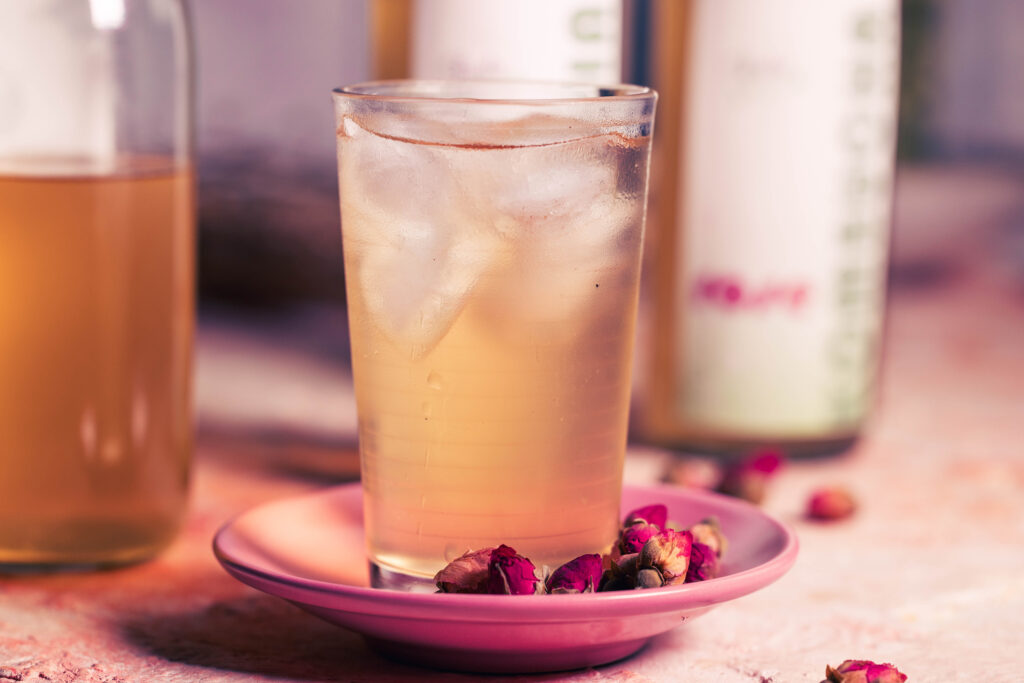 Rosen-Kombucha: Zweitfermentiert für noch intensiveres Rosenaroma