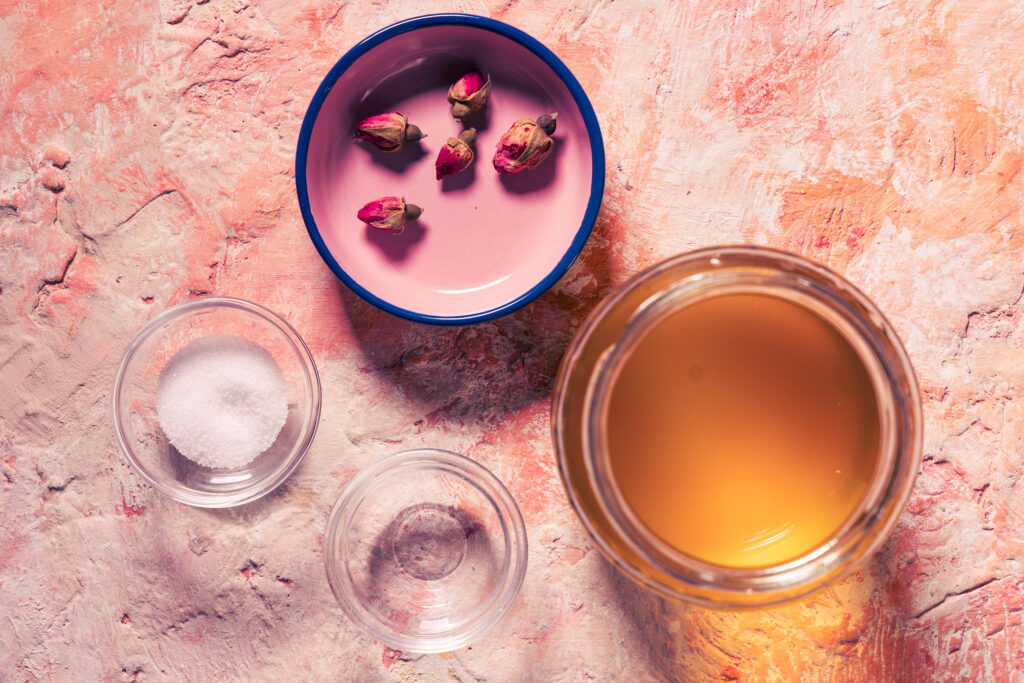 Rosen-Kombucha: Alle Zutaten für die Zweitfermentation.
