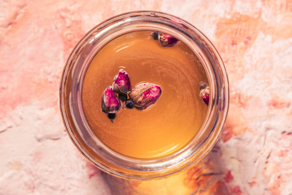 Rosen-Kombucha bereit für die Zweitfermentation.