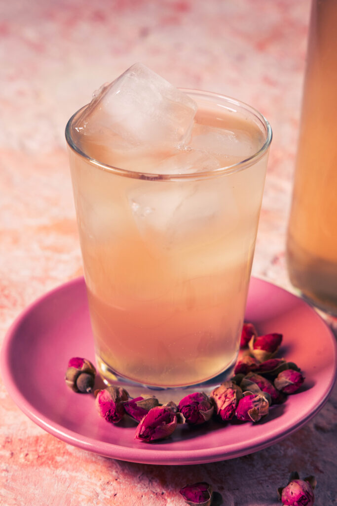 Rosen-Kombucha - ohne Tee fermentiert.