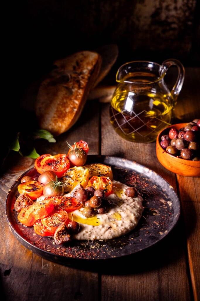Schlehenoliven mit Hummus und gegrillten Tomaten.