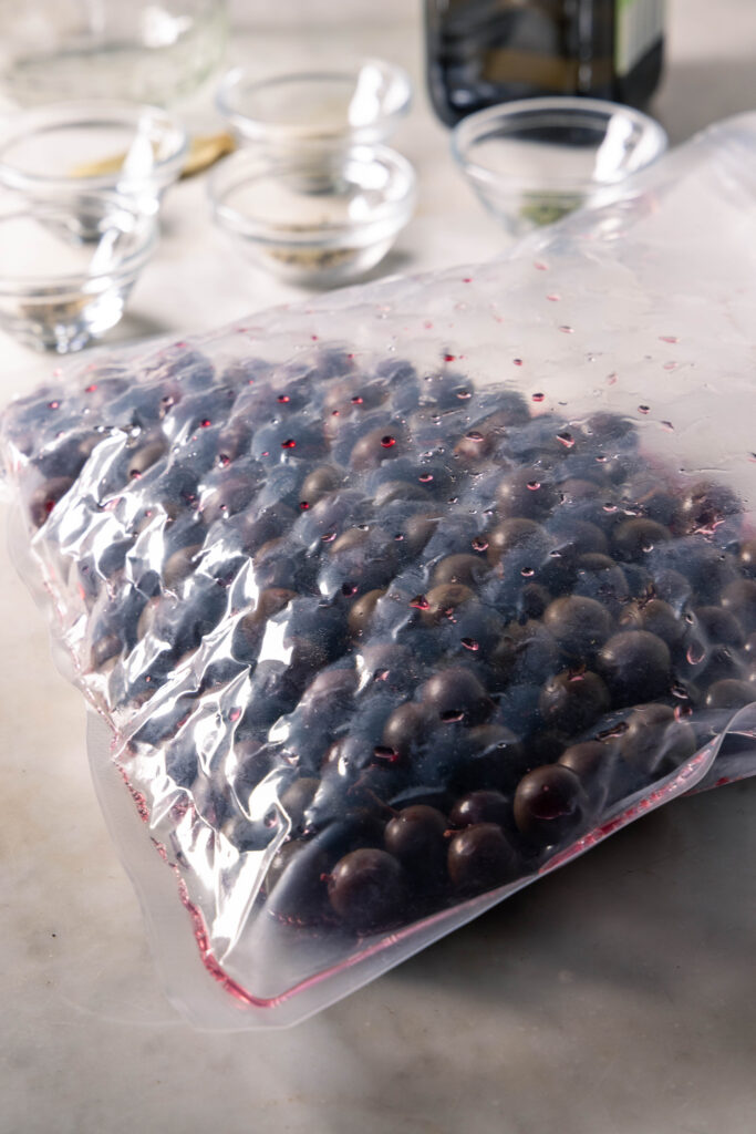 Fermentierte unreife Schlehen in einem aufgeblähten Vakuuimierbeutel.
