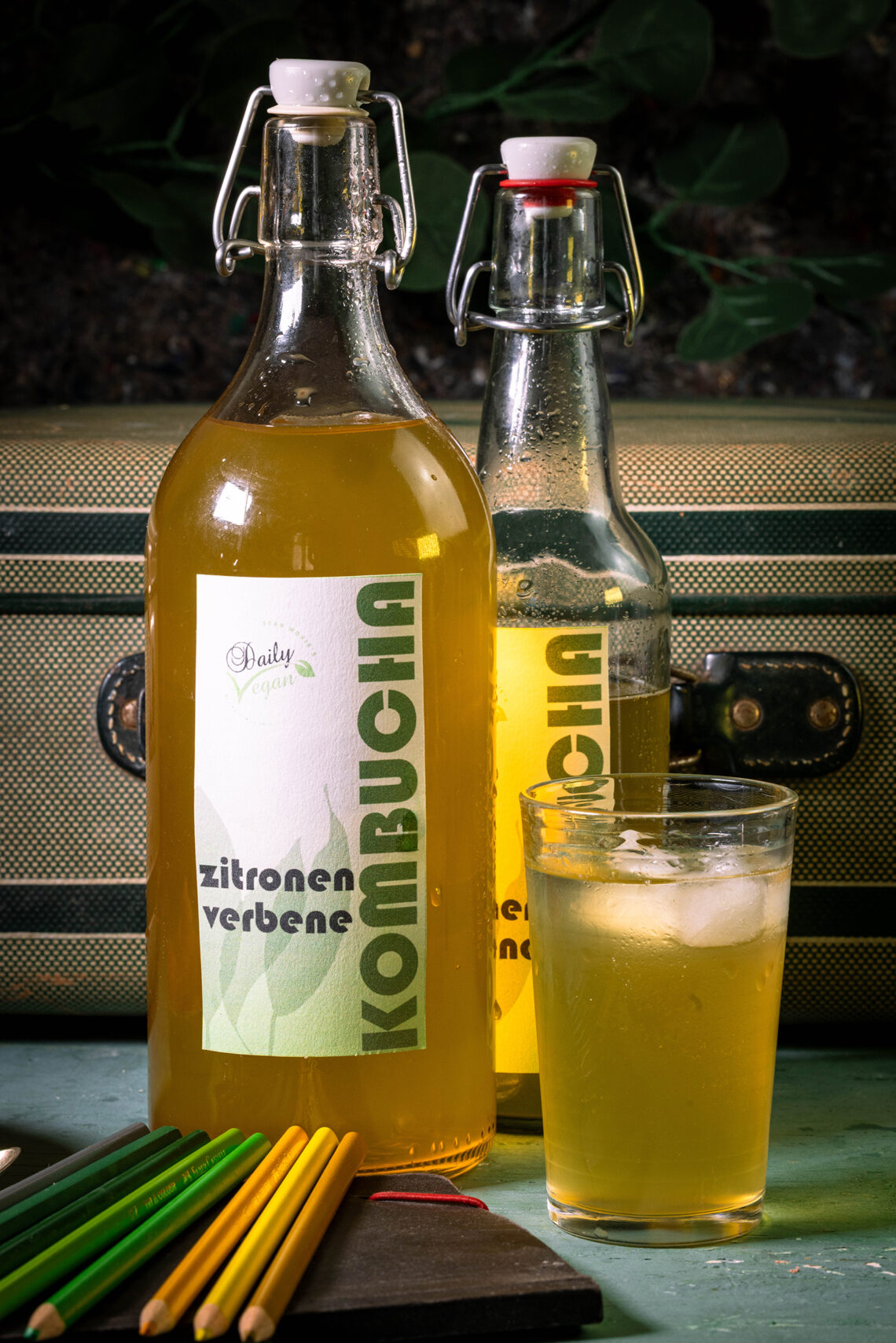Zitronenverbene-Kombucha - selbst fermentierte, frische Limonade, im Glas und in Flaschen.