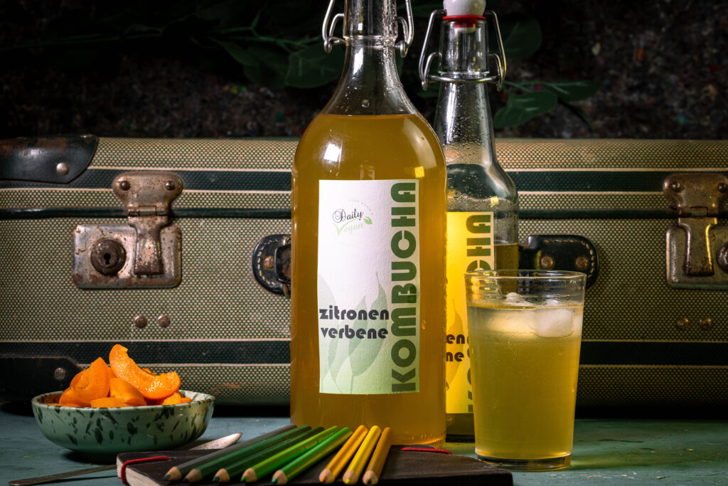 Zitronenverbene-Kombucha - selbst fermentierte, frische Limonade, im Glas und in Flaschen.