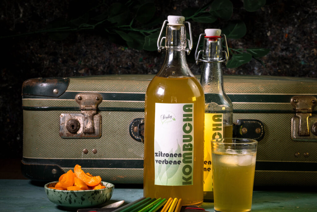 Zitronenverbene-Kombucha - selbst fermentierte, frische Limonade, im Glas und in Flaschen.