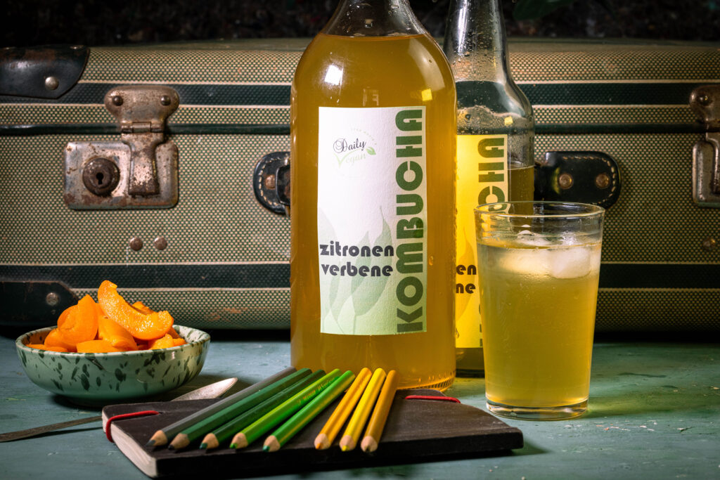 Zitronenverbene-Kombucha - selbst fermentierte, frische Limonade, im Glas und in Flaschen.