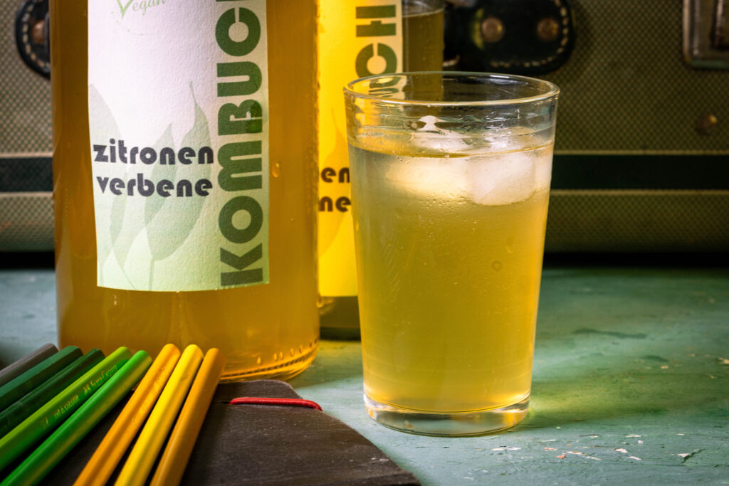 Zitronenverbene-Kombucha - selbst fermentierte, frische Limonade, im Glas und in Flaschen.