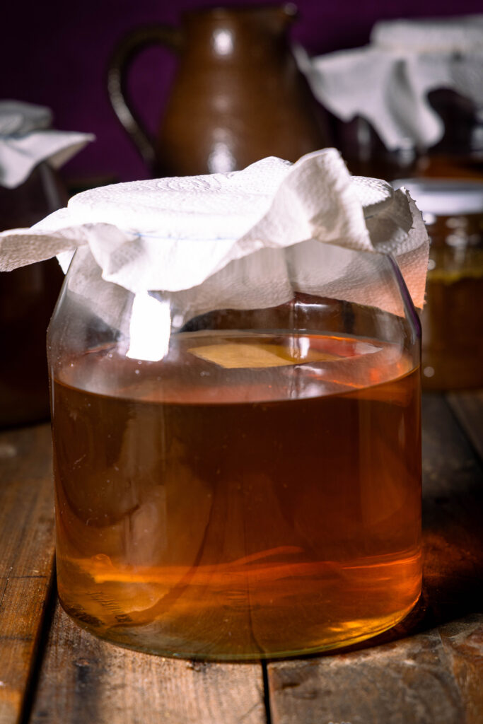 Kombucha fermentiert im Glas.