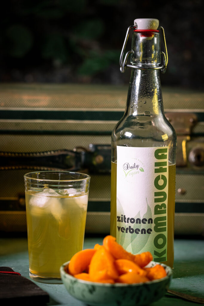 Zitronenverbene-Kombucha – selbst angesetzt und fermentiert.
