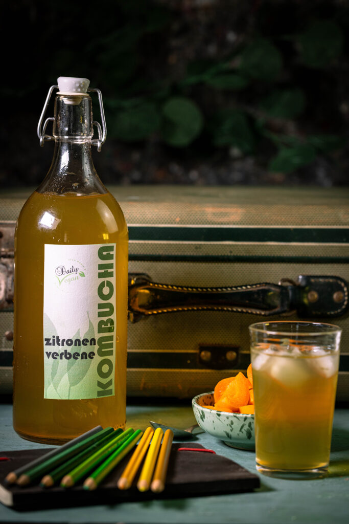 Zitronenverbene-Kombucha – selbst angesetzt und fermentiert.