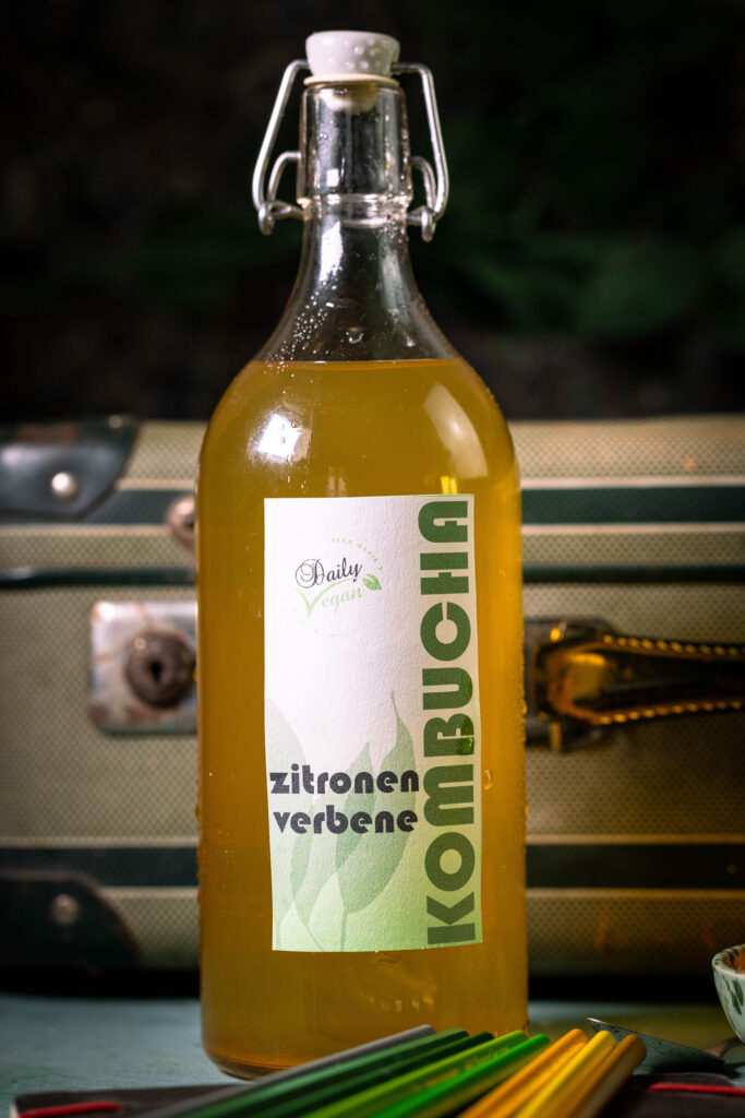 Zitronenverbene-Kombucha in einer Flasche abgefüllt, mit selbstgemachtem Label.