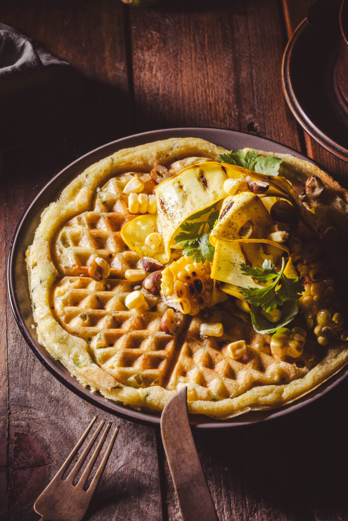 Vegane Gemüsewaffeln mit Zucchini und Mais