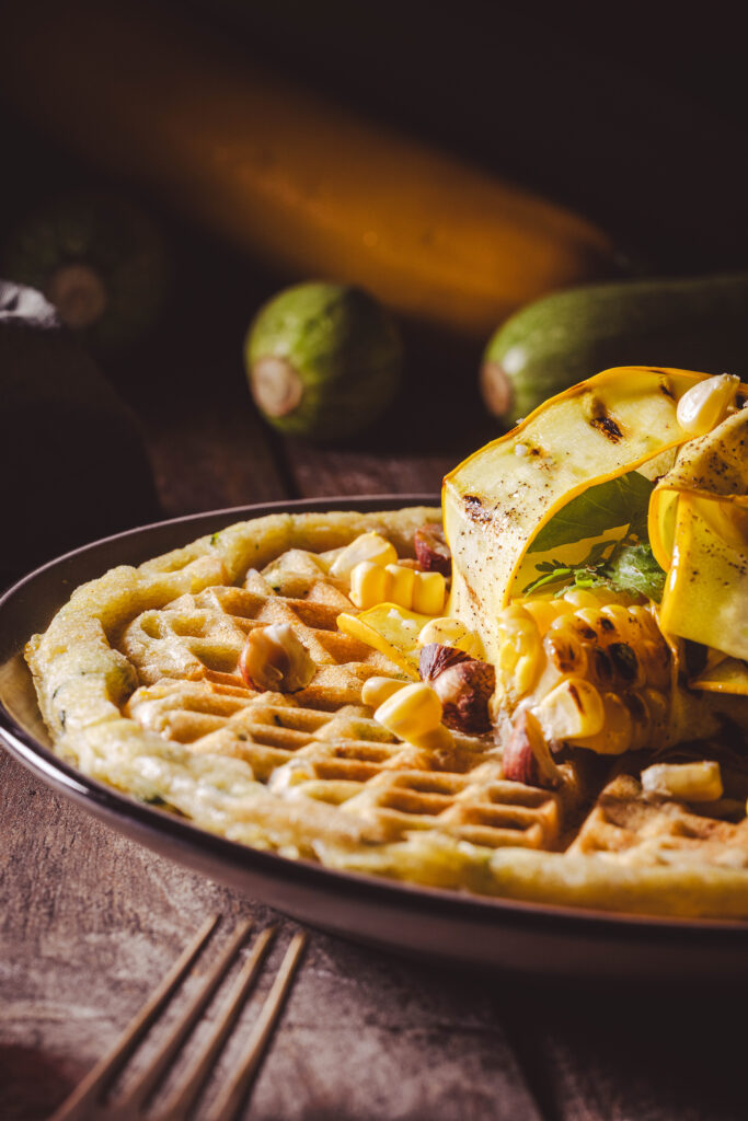 Zucchini-Mais-Waffeln - mit gegrilltem Gemüse als Topping.